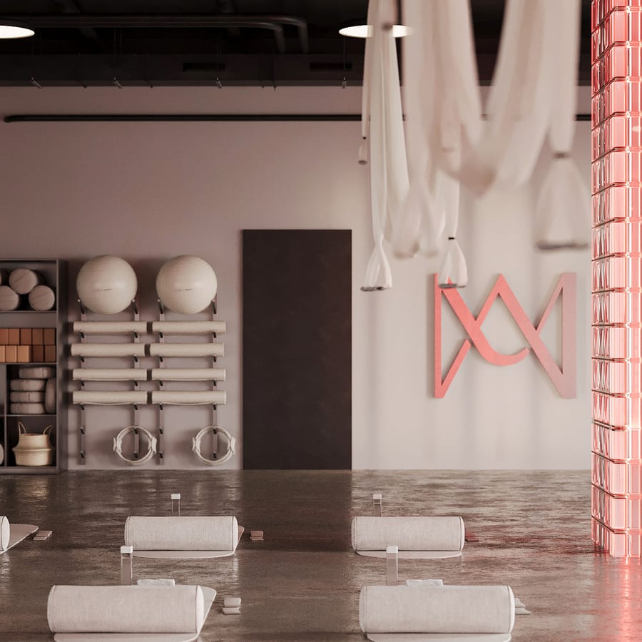 Le studio Mat de Studio MA, tapis alignés et monogramme MA corail au mur.